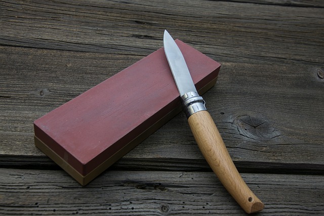 Messer auf Nass-Schleifstein als Symbolbild für das Messerschleifen